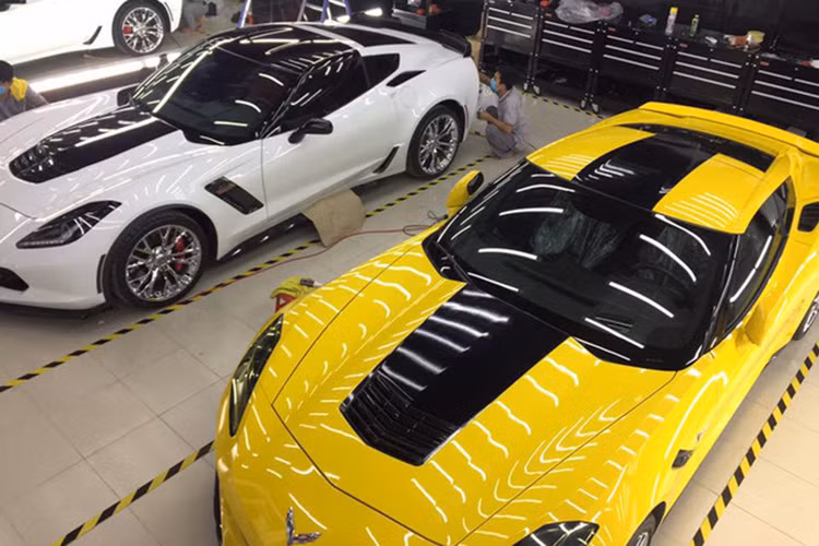 Tại Mỹ, Chevrolet Corvette Z06 có giá cơ sở khoảng 80.895 USD. Mặc dù được xếp vào hàng siêu xe nhưng mức giá của mẫu xe này khá mềm. Sau khi về thị trường Việt Nam, tính tất cả thuế phí... mức giá của mẫu xe này theo giới chơi xe có lẽ nằm trong khoảng từ 6 đến hơn 7 tỷ đồng.