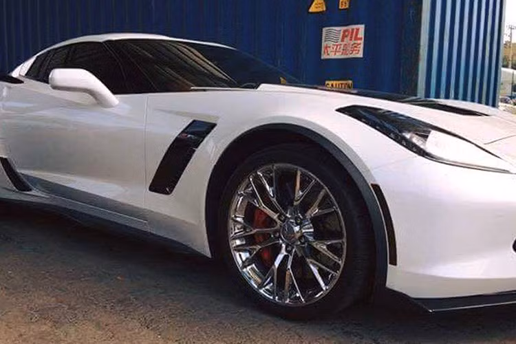 Bên cạnh đó, chất liệu carbon của cánh gió trước và sườn xe, bộ la-zăng hợp kim màu bạc kết hợp cùng cùm phanh màu đỏ mang đến vẻ hiếu chiến cho xe. Cánh gió trước và bên sườn bằng chất liệu carbon nằm trong gói phụ kiện cao cấp Z07 Aerodynamic Package.