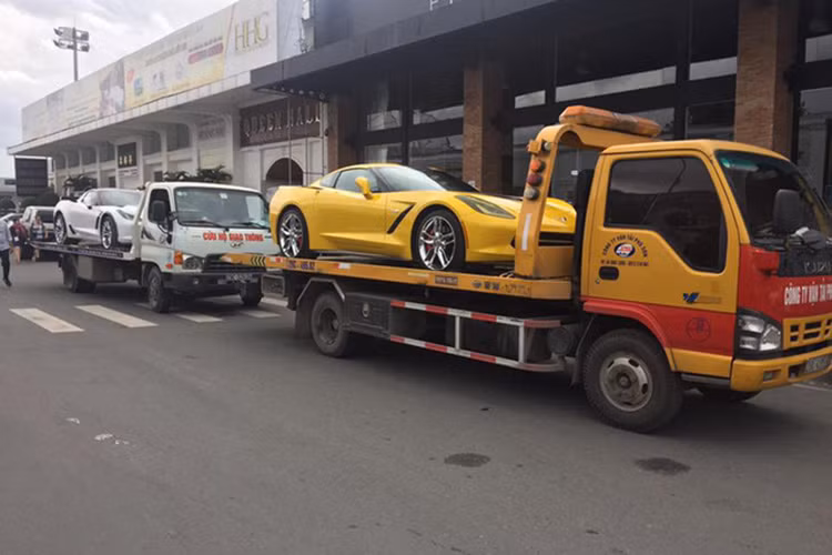 Hai chiếc Chevrolet Corvette C7 vừa được các tay chơi Phan Thiết và Nha Trang "đập hộp" thuộc 2 phiên bản là Stingray cũng như Z06. Được biết, đây là hai mẫu xe thể thao của Chevrolet đầu tiên xuất hiện tại Việt Nam trong năm 2017 này.