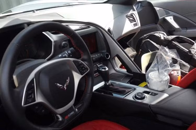 Hai ghế trên xe đều có chức năng chỉnh điện 8 hướng và nhớ vị trí ghế ngồi. Ngoài ra, màn hình cảm ứng 8 inch ở vị trí trung tâm còn được tích hợp hệ thống giải trí, thoại rảnh tay, bản đồ GPS..., hệ thống âm thanh Bose 10 loa hay vô lăng 3 chấu thể thao cũng được trang bị cho xe.