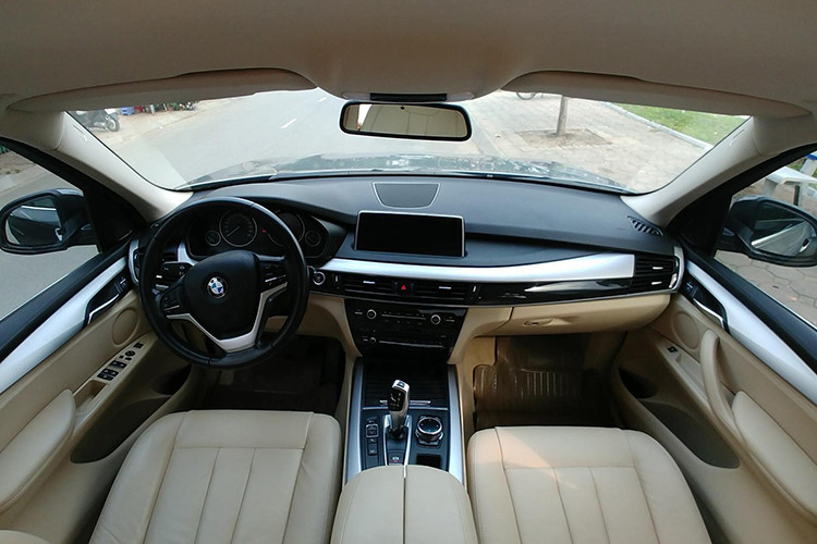 Ghế ngồi trên xe được bọc da Dakota cao cấp là trang bị tiêu chuẩn tại Việt Nam. Hệ thống âm thanh Harman Kardon với 16 loa, công suất 1.200W được trang bị tiêu chuẩn trên xDrive50i và hệ thống âm thanh HiFi 9 loa trang bị tiêu chuẩn trên xDrive35i.