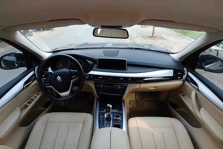 Ghế ngồi trên xe được bọc da Dakota cao cấp là trang bị tiêu chuẩn tại Việt Nam. Hệ thống âm thanh Harman Kardon với 16 loa, công suất 1.200W được trang bị tiêu chuẩn trên xDrive50i và hệ thống âm thanh HiFi 9 loa trang bị tiêu chuẩn trên xDrive35i.