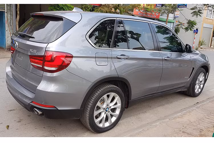 Cả hai phiên bản BMW X5 từng ra mắt tại Việt Nam đều được trang bị hộp số tự động 8 cấp cùng 3 chế độ lái: Sport, Comfort và Eco Pro, trong đó chế độ Eco Pro giúp xe tiết kiệm nhiên liệu đến 20%. Ngoài ra, X5 còn được trang bị công nghệ: Auto Start/Stop, hệ thống hỗ trợ lực phanh khẩn cấp (DBC), hỗ trợ đỗ đèo, cân bằng thân xe điện tử…