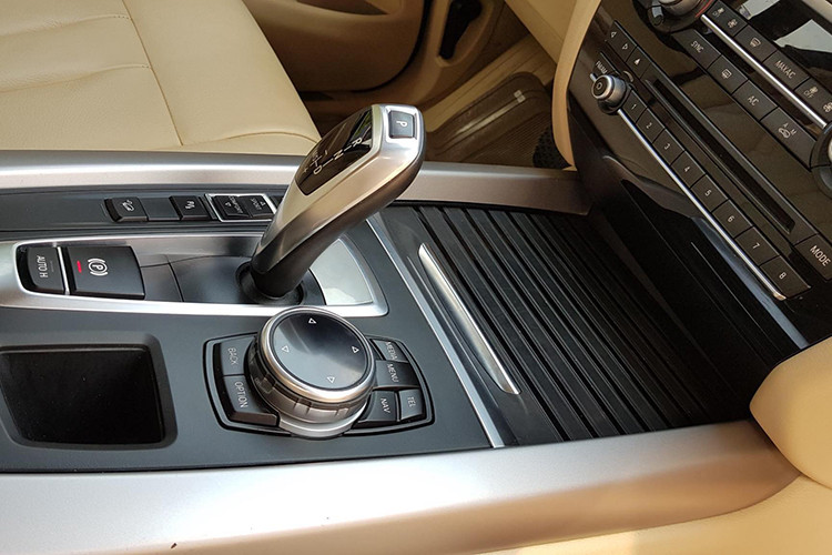 Phiên bản xDrive35i trang bị động cơ 6 xi lanh thẳng hàng với tăng áp kép, dung tích 3 lít, công suất cực đại 306 mã lực tại 5.800 – 6.400 vòng/phút và mô men xoắn cực đại đạt 400 Nm tại 1.200 – 5.000 vòng/phút. Tăng tốc từ 0-100 km/giờ trong 6,5 giây và đạt tốc độ tối đa 235 km/giờ. Mức tiêu thụ nhiên liệu 8,5 lít/100km.