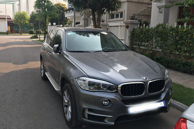 Giá xe BMW X5 cũ trong bài viết là phiên bản X5 xDrive35i có giá bán ở thời điểm 2014 là hơn 3,6 tỷ đồng, nay nó được bán lại với giá hơn 2,2 tỷ đồng, chưa thương lượng. Như vậy sau khoảng gần 5 lăn bánh với 4,2 vạn km, chủ nhận của nó chị hao hụt khoảng 1,4 tỷ đồng. Đây là mức giá khá ổn cho một mẫu SUV hạng sang 7 chỗ thương hiệu Đức.