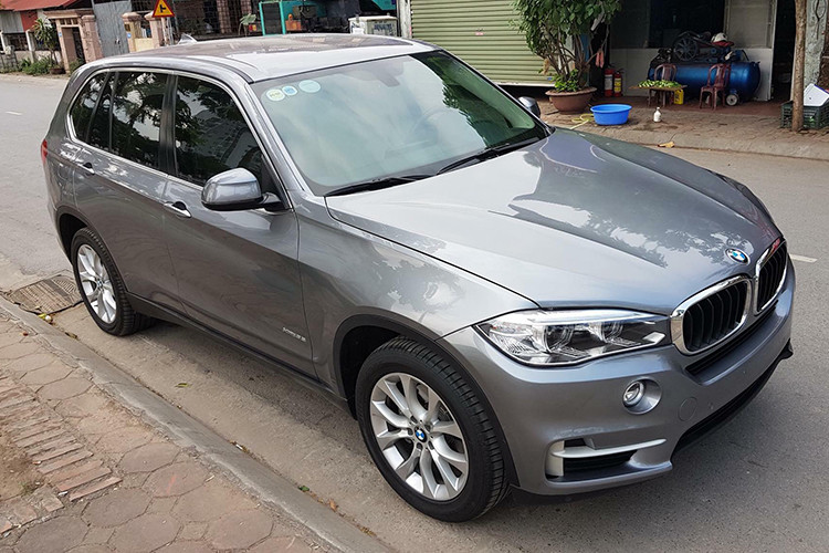  SUV hạng sang BMW X5 là dòng xe được nhiều người dùng Việt Nam mơ ước, với thế hệ từ năm 2014 thì X5 của BMW đã có tùy chọn 3 hàng ghế, chở được 7 chỗ ngồi nên nó còn hấp dẫn hơn với người dùng. Chiếc BMW X5 đời cũ trong bài viết này đang được rao bán ở một đại lý tư nhân Hà Nội sở hữu ngoại thất màu xám bóng và còn rất mới.