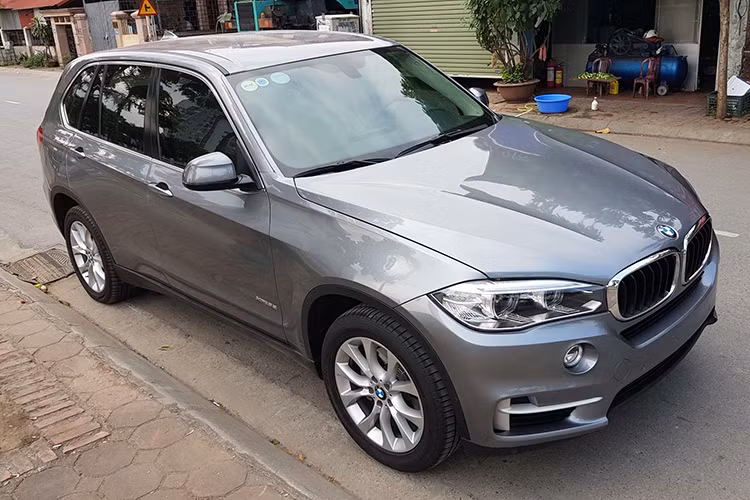  SUV hạng sang BMW X5 là dòng xe được nhiều người dùng Việt Nam mơ ước, với thế hệ từ năm 2014 thì X5 của BMW đã có tùy chọn 3 hàng ghế, chở được 7 chỗ ngồi nên nó còn hấp dẫn hơn với người dùng. Chiếc BMW X5 đời cũ trong bài viết này đang được rao bán ở một đại lý tư nhân Hà Nội sở hữu ngoại thất màu xám bóng và còn rất mới.