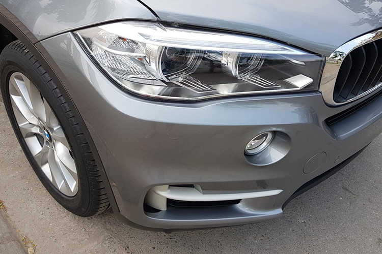 Phía sau của BMW X5 đời 2014 sở hữu cụm đèn hậu vỏ sò đặc trưng, hệ thống đèn hậu LED 3D được thiết kế dạng chữ L. Chi tiết cánh gió đuôi xe lần đầu tiên được trang bị trên X5 không chỉ tạo kiểu dáng thể thao mà còn làm tăng tính năng khí động học cho xe. Cản sau xe được thiết kế với nhựa cứng tối màu chắc chắn đi cùng hai ống xả crom hai bên...