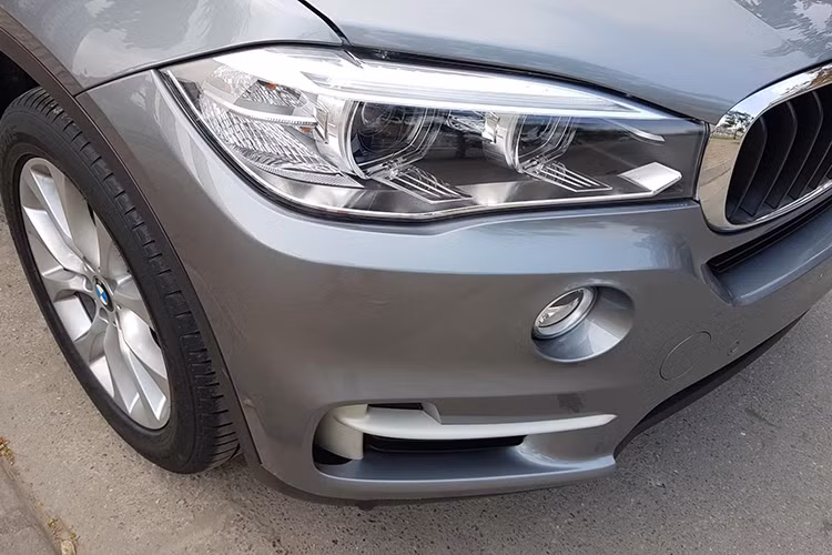 Phía sau của BMW X5 đời 2014 sở hữu cụm đèn hậu vỏ sò đặc trưng, hệ thống đèn hậu LED 3D được thiết kế dạng chữ L. Chi tiết cánh gió đuôi xe lần đầu tiên được trang bị trên X5 không chỉ tạo kiểu dáng thể thao mà còn làm tăng tính năng khí động học cho xe. Cản sau xe được thiết kế với nhựa cứng tối màu chắc chắn đi cùng hai ống xả crom hai bên...