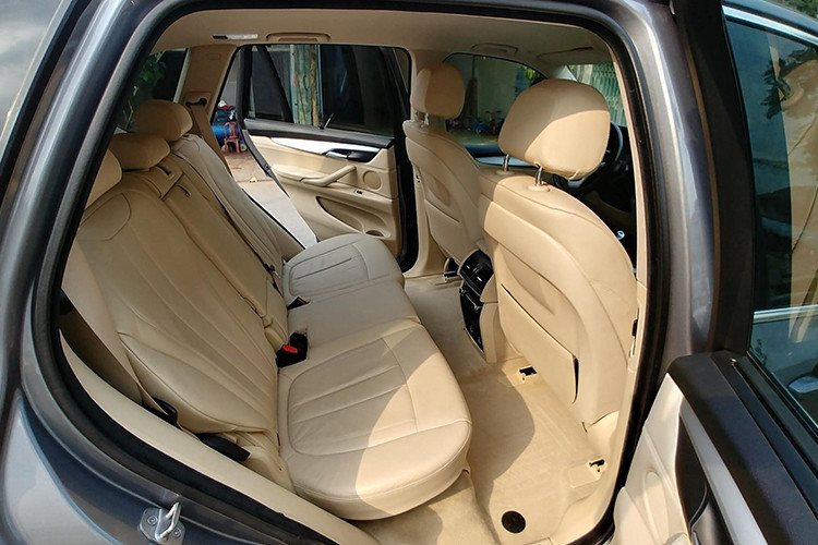 Hàng ghế sau trang bị bộ đôi màn hình 9,2 inch có chức năng giải trí. Thể tích khoang hành lý từ 650 lít có thể nâng lên 1.870 lít nhờ gập lưng ghế. Cốp sau có thể đóng/mở thông qua chìa khóa thông minh được thiết kế mới ngay khi đang ngồi trên xe.