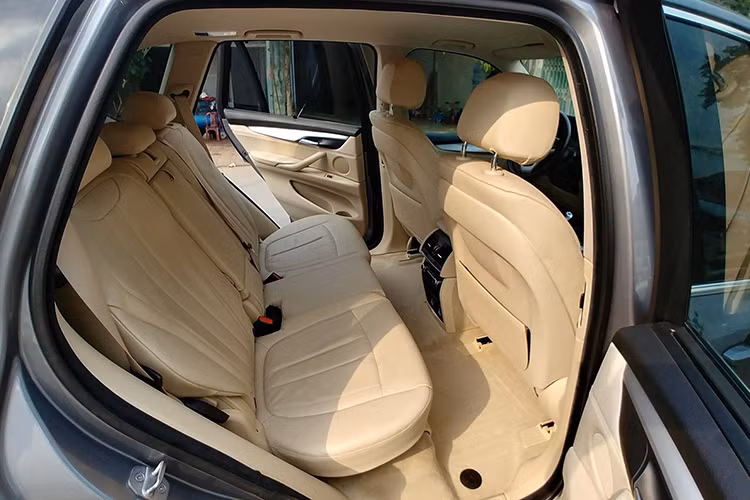 Hàng ghế sau trang bị bộ đôi màn hình 9,2 inch có chức năng giải trí. Thể tích khoang hành lý từ 650 lít có thể nâng lên 1.870 lít nhờ gập lưng ghế. Cốp sau có thể đóng/mở thông qua chìa khóa thông minh được thiết kế mới ngay khi đang ngồi trên xe.