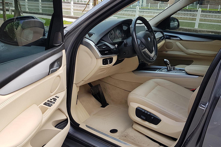 Nội thất của mẫu BMW X5 đời 2014 này được trang bị hệ thống đèn viền nội thất và dãy đèn LED. Nổi bật với màn hình điều khiển trung tâm kích thước 10,25 inch trang bị cho cả hai phiên bản xDrive35i và xDrive50i, được thao tác thông qua nút điều khiển iDrive Touch cảm ứng.