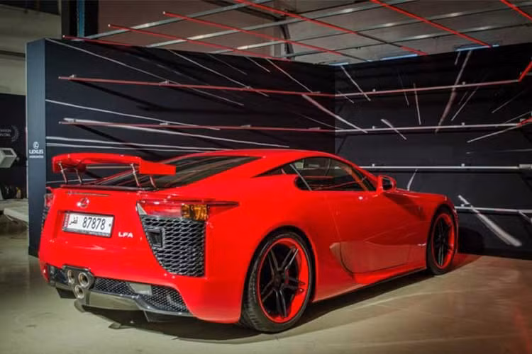 Một chiếc Lexus LFA biển số đẹp 87878 được chủ nhân độ lại.