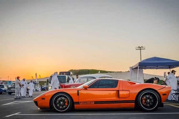 Siêu xe Ford GT 2017 được sơn màu cam nổi bật tại một bãi gửi xe. Theo một số nguồn tin, siêu xe nhà Ford có giá không dưới 400.000 USD. 
