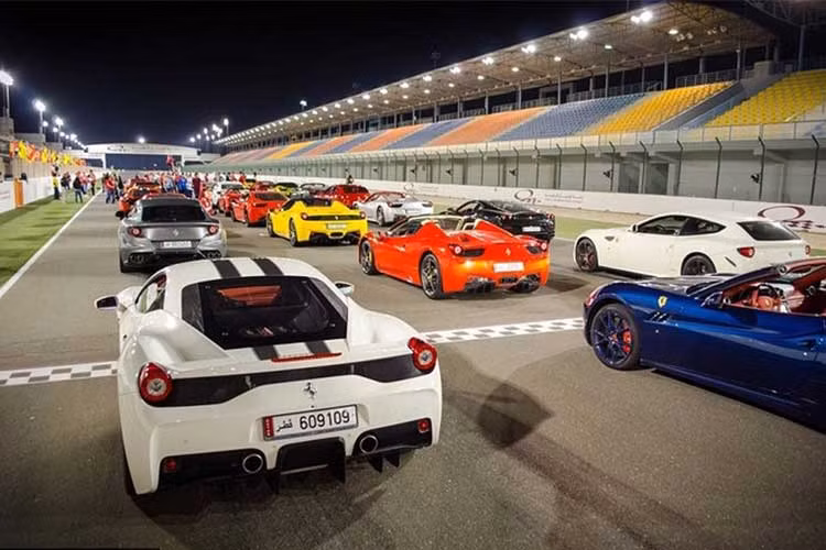 Ngoài việc dạo chơi trên phố, trong các bãi đỗ công cộng, siêu xe ở Qatar còn được tìm thấy trên trường đua, nơi người dân đến giải trí về đêm.