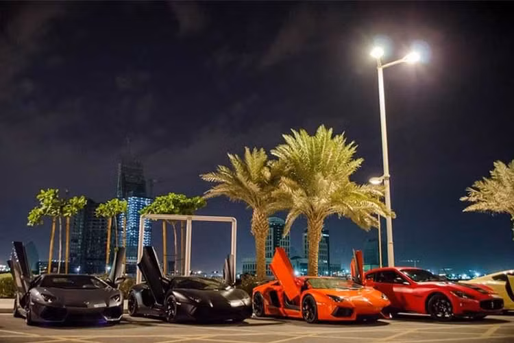 Cuộc sống về đêm ở Doha, Qatar không thiếu sắc màu và âm thanh của những chiếc siêu xe "hàng khủng" như Lamborghini, Ferrari, Audi...