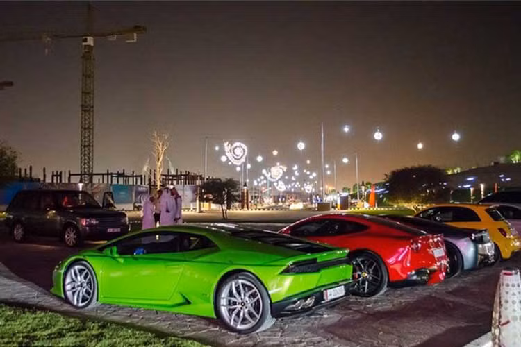 Quốc gia nhỏ bé ở Trung Đông nổi tiếng với trữ lượng dầu mỏ lớn nhất thế giới, với trữ lượng dầu mỏ khoảng 15 tỷ thùng. Ngay từ khi sinh ra, người dân Qatar nghiễm nhiên đã có “cuộc sống thiên đường”. Trong lối sống vương giả, thú chơi siêu xe đắt tiền cũng là một trong những cách tiêu khiển của giới nhà giàu Qatar.