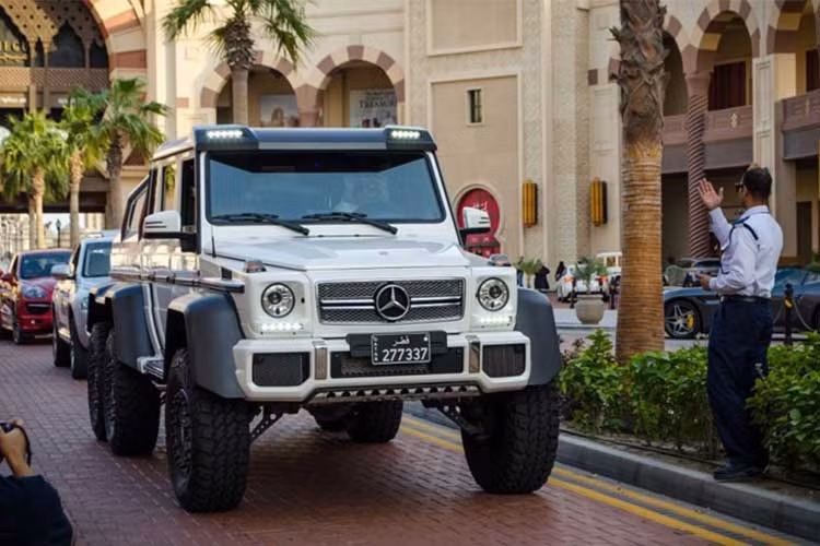 "Khủng long" Mercedes-Benz G63 AMG 6x6 thuộc dạng "hàng hiếm" và có mức giá đắt đỏ trên thị trường thế giới cũng lăn bánh tại đây.