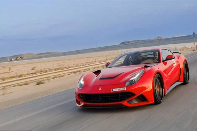 Ferrari F12 Berlinetta bản đặc biệt lướt trên cao tốc băng qua sa mạc. 