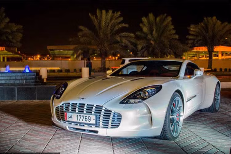 Chiếc xe triệu đô Aston Martin One-77 cuất hiện tại bãi gửi xe. Mẫu siêu xe này được ra mắt lần đầu tiên vào năm 2009 với giá 1,15 triệu Bảng Anh. Aston Martin One-77 chỉ được sản xuất với số lượng 77 xe.