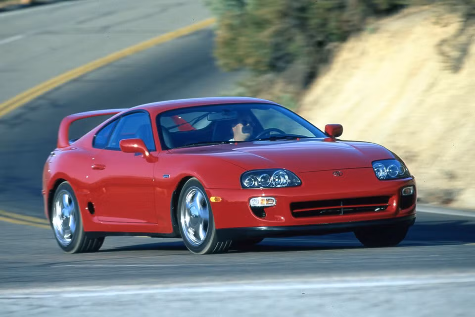 Supra 1993 có hai phiên bản khác nhau với gói thông thường sở hữu động cơ 6 xi-lanh dung tích 3 lít cùng công suất 220 mã lực. Phiên bản thứ 2 được trang bị động cơ tăng áp turbo dung tích 3 lít và công suất 320 mã lực. MKIV cũng từng xuất hiện trong seri phim hành động đình đám “The Fast and the Furious”.