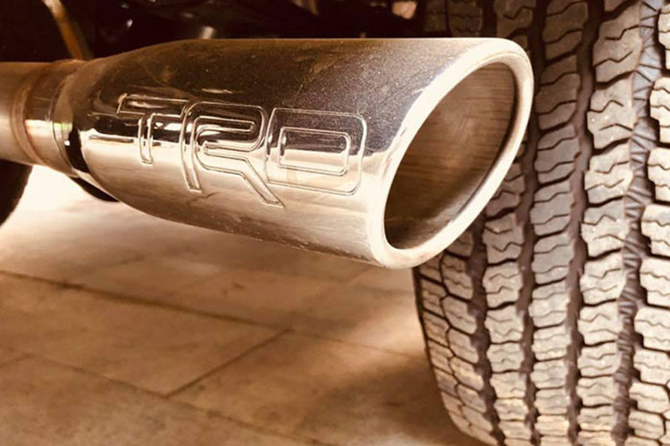 Cụm đèn chiếu sáng của xe với một bóng projecter sở hữu công nghệ Halogen hoặc Bi-xenon. Không kém cạnh với phần trên, cản dưới của Tacoma TRD Pro 4x4 2018 cũng được thiết kế vô cùng dầy, đi kèm với đó còn là các đường gân dập nổi đem lại sự khoẻ khoắn tột độ so với các đối thủ. Xe được trang bị ống thở TRD Desert Air Intake, vành và lốp chuyên dụng, ống xe TRD...