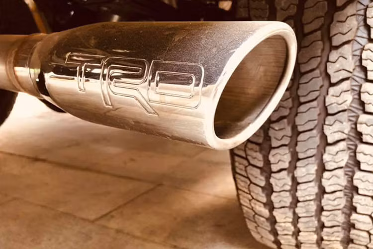 Cụm đèn chiếu sáng của xe với một bóng projecter sở hữu công nghệ Halogen hoặc Bi-xenon. Không kém cạnh với phần trên, cản dưới của Tacoma TRD Pro 4x4 2018 cũng được thiết kế vô cùng dầy, đi kèm với đó còn là các đường gân dập nổi đem lại sự khoẻ khoắn tột độ so với các đối thủ. Xe được trang bị ống thở TRD Desert Air Intake, vành và lốp chuyên dụng, ống xe TRD...