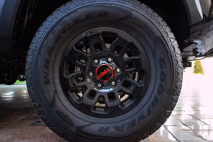 Về thiết kế, Toyota Tacoma TRD Pro 4x4 2018 mang đậm phong cách của các dòng xe off-road chuyên dụng với phần gầm rất cao. Mặt ca-lăng hình lục giác góc cạnh được bao quanh bởi viền đen to bản, logo Toyota đặt ở vị trí trung tâm. Lưới tản nhiệt trùng với màu của mặt ca-lăng và làm dạng tổ ong mang vẻ gân guốc hơn cho phần đầu của chiếc xe bán tải này.