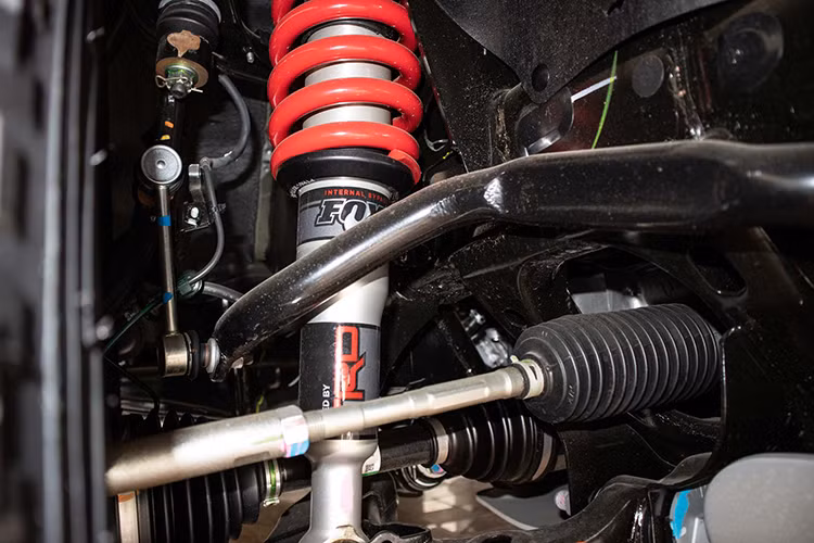 Công nghệ an toàn trên mẫu siêu bán tải Toyota Tacoma TRD Pro này cũng thuộc hàng top phân khúc với gói Safety Sense P, gồm cảnh báo điểm mù, báo phương tiện cắt ngang khi lùi, cảnh báo va chạm trước (có phát hiện người đi bộ), cảnh báo làn đường hay ga tự động thích ứng...