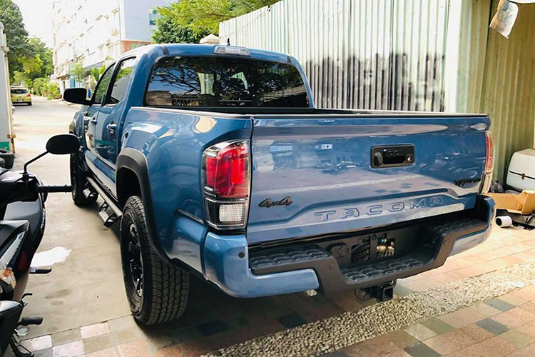 Bán tải Toyota Tacoma TRD Pro 4x4 2018 vốn đã quá nổi tiếng trong giới pick-up toàn thế giới bởi hiệu năng mà nó đem lại. Mẫu Tacoma TRD Pro 4x4 2018 trong bài viết sở hữu màu sơn ngoại thất xanh dương (Caralry Blue) mới được nhập khẩu nguyên chiếc về nước hồi cuối năm 2018 cùng một chiếc mang ngoại thất màu đen.