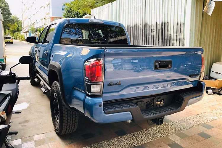 Bán tải Toyota Tacoma TRD Pro 4x4 2018 vốn đã quá nổi tiếng trong giới pick-up toàn thế giới bởi hiệu năng mà nó đem lại. Mẫu Tacoma TRD Pro 4x4 2018 trong bài viết sở hữu màu sơn ngoại thất xanh dương (Caralry Blue) mới được nhập khẩu nguyên chiếc về nước hồi cuối năm 2018 cùng một chiếc mang ngoại thất màu đen.