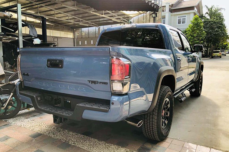 Tacoma TRD Pro được trang bị động cơ xăng V6, dung tích 3,5 lít, cho công suất 278 mã lực tại 6.000 vòng/phút và mô-men xoắn 359 Nm tại 4.600 vòng/phút, kết hợp số tự động 6 cấp và hệ dẫn động 4 bánh. Xe được trang bị hệ thống lựa chọn đa địa hình (Multi-Terrain Select) có khả năng thay đổi chế độ cài đặt theo từng loại đường...