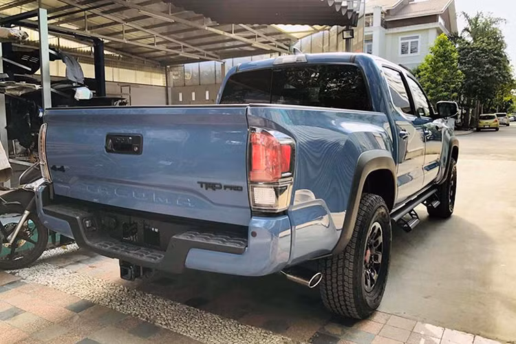 Tacoma TRD Pro được trang bị động cơ xăng V6, dung tích 3,5 lít, cho công suất 278 mã lực tại 6.000 vòng/phút và mô-men xoắn 359 Nm tại 4.600 vòng/phút, kết hợp số tự động 6 cấp và hệ dẫn động 4 bánh. Xe được trang bị hệ thống lựa chọn đa địa hình (Multi-Terrain Select) có khả năng thay đổi chế độ cài đặt theo từng loại đường...