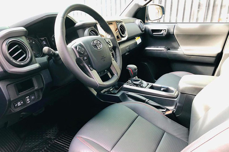 Là mẫu xe bán tải hướng tới địa hình nhưng nội thất Tacoma TRD Pro cũng khá hiện đại khi được trang bị ghế xe bọc da logo TRD. Vô-lăng 4 chấu kích thước lớn, thiết kế thể thao. Hệ thống giải trí đa thông tin có màn hình 7 inch trung tâm. Âm thanh JBL cao cấp tiêu chuẩn có sub riêng.