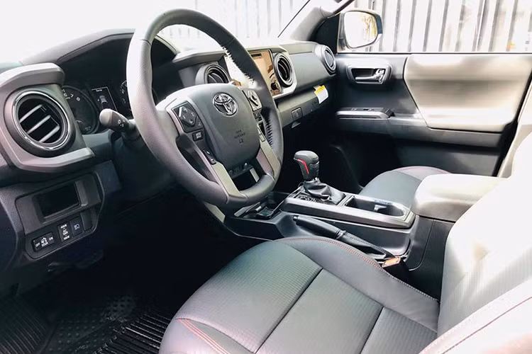Là mẫu xe bán tải hướng tới địa hình nhưng nội thất Tacoma TRD Pro cũng khá hiện đại khi được trang bị ghế xe bọc da logo TRD. Vô-lăng 4 chấu kích thước lớn, thiết kế thể thao. Hệ thống giải trí đa thông tin có màn hình 7 inch trung tâm. Âm thanh JBL cao cấp tiêu chuẩn có sub riêng.
