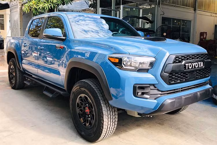 Chiếc Toyota Tacoma TRD Pro 4x4 2018 mới được nhạp khẩu về TP HCM là mẫu xe bán tải thuộc diện hàng hiếm với số lượng đang có mặt tại Việt Nam chỉ với 2 chiếc. Điểm đáng chú ý trên mẫu xe này chính là xe được đăng ký dưới dạng xe con, vì vậy, xe có niên hạn sử dụng lên tới 25 năm thay vì 20 năm như các mẫu xe bán tải khác.