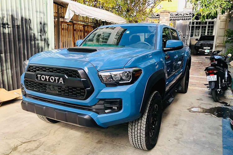 Toyota Tacoma cùng phân khúc Ford Ranger và là mẫu bán tải thay thế Hilux tại Bắc Mỹ từ năm 1995. Giá Toyota Tacoma TRD Pro 2018 khởi điểm tại Mỹ là hơn 41.500 USD (970 triệu đồng). Với các khoản thuế nhập khẩu 30%, thuế TTĐB 90% và các loại phí vận chuẩn, chi phí cho một chiếc về Việt Nam sẽ lên đến 2,95 tỷ đồng.