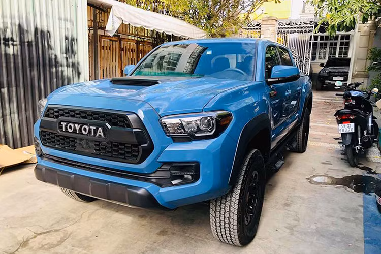 Toyota Tacoma cùng phân khúc Ford Ranger và là mẫu bán tải thay thế Hilux tại Bắc Mỹ từ năm 1995. Giá Toyota Tacoma TRD Pro 2018 khởi điểm tại Mỹ là hơn 41.500 USD (970 triệu đồng). Với các khoản thuế nhập khẩu 30%, thuế TTĐB 90% và các loại phí vận chuẩn, chi phí cho một chiếc về Việt Nam sẽ lên đến 2,95 tỷ đồng.