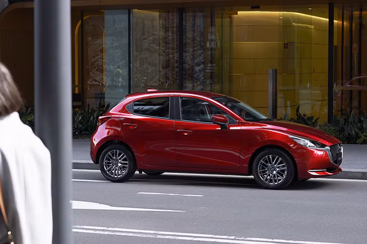 Về an toàn, Mazda2 2019 tại thị trường Nhật Bản được trang bị hệ thống Mazda Radar Cruise Control (MRCC) tùy chọn với tính năng Stop and Go. Tuy nhiên, vì Mazda2 2019 không có phanh tay điện tử nên người lái vẫn phải nhấn chân phanh khi dừng đèn đỏ. Thêm vào đó là hệ thống hỗ trợ giữ làn đường giờ đây đã được trang bị tùy chọn cho xe.