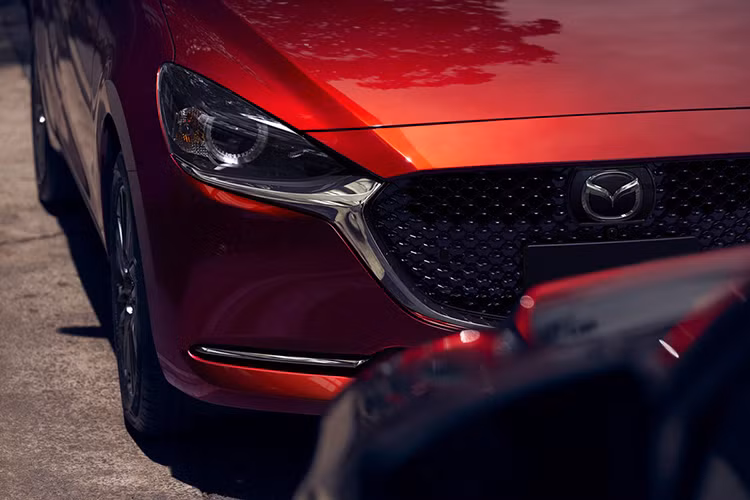 So với phiên bản cũ, Mazda2 2019 đã thay đổi đáng kể trong thiết kế ngoại thất. Điểm nhấn đầu tiên của Mazda2 mới chính là phần đầu xe theo phong cách của Mazda6 nâng cấp. Điều này được thể hiện qua viền lưới tản nhiệt mạ crôm dày dặn hơn và ôm lấy khu vực bên dưới cụm đèn pha.