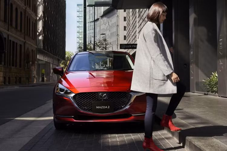 Ngoài ra, tính năng phục hồi động năng i-Eloop hiện đã được trang bị tùy chọn cho cả động cơ xăng lẫn diesel. Ở Mazda2 cũ, hệ thống i-Eloop chỉ dành cho động cơ diesel. Giá xe Mazda2 2019 tại thị trường Nhật Bản vẫn chưa được công bố. Chỉ biết rằng, xe sẽ được bày bán tại Nhật Bản vào tháng 9 năm nay.