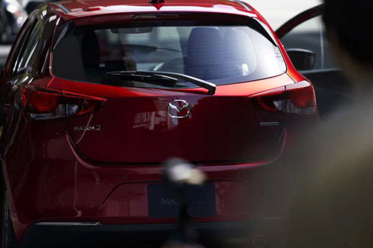 Bên dưới đầu xe là hốc gió thanh mảnh hơn và 2 thanh mạ crôm thanh mảnh ở góc cản trước, gợi liên tưởng đến Mazda6 2019. Tương tự như vậy, ở 2 góc cản sau cũng có thanh mạ crôm, tạo thiết kế đồng nhất cho xe. Bên cạnh đó, Mazda2 2019 còn được trang bị tạo hình bên trong đèn hậu mới và bộ vành hợp kim đa chấu với đường kính 16 inch.