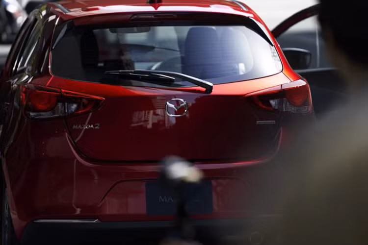 Bên dưới đầu xe là hốc gió thanh mảnh hơn và 2 thanh mạ crôm thanh mảnh ở góc cản trước, gợi liên tưởng đến Mazda6 2019. Tương tự như vậy, ở 2 góc cản sau cũng có thanh mạ crôm, tạo thiết kế đồng nhất cho xe. Bên cạnh đó, Mazda2 2019 còn được trang bị tạo hình bên trong đèn hậu mới và bộ vành hợp kim đa chấu với đường kính 16 inch.