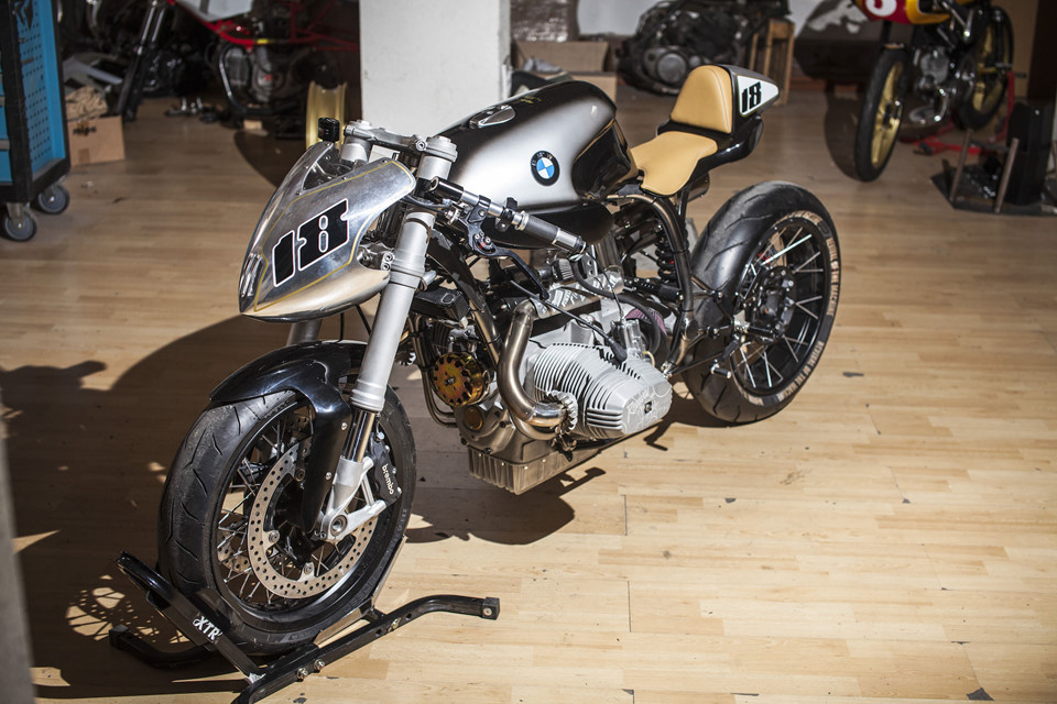 Mâm xe và lốp xe được giữ lại, kết hợp cùng ghi-đông clip-on của Rizoma, phuộc lấy từ chiếc BMW R nineT và cặp tay thắng/côn của Brembo, gắp sau lấy từ chiếc R850 R Guarda Civil. Mặt đồng hồ được XTR Pepo làm lại thủ công, động cơ được tinh chỉnh sản sinh nhiều mã lực hơn so với nguyên bản cùng cặp ống xả Akrapovic.