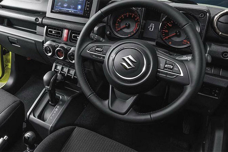 Trên mẫu xe cỡ nhỏ này cũng tích hợp nhiều phím chức năng mới hiện đại như; trang bị hệ thống âm thanh, màn hình cảm ứng ở trung tâm, hệ thống điều hoà tự động với những lỗ thông gió hình tròn... Xe được trang bị 4 chỗ ngồi với chất liệ bọc ghế dạng nỉ, hoặc da tuỳ từng phiên bản.