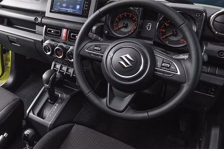 Trên mẫu xe cỡ nhỏ này cũng tích hợp nhiều phím chức năng mới hiện đại như; trang bị hệ thống âm thanh, màn hình cảm ứng ở trung tâm, hệ thống điều hoà tự động với những lỗ thông gió hình tròn... Xe được trang bị 4 chỗ ngồi với chất liệ bọc ghế dạng nỉ, hoặc da tuỳ từng phiên bản.