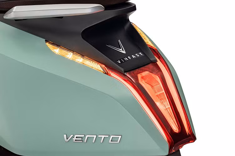 Khách hàng có thể sạc xe tại nhà. Nếu sử dụng các trạm sạc pin công cộng của VinFast, người dùng trả thêm phí điện là 2.834 đồng/kWh (chưa bao gồm VAT), tương đương đơn giá điện bậc 5 do Bộ Công Thương công bố ngày 20/3/2019. Chi phí này được thanh toán cùng với phí thuê bao pin hàng tháng.