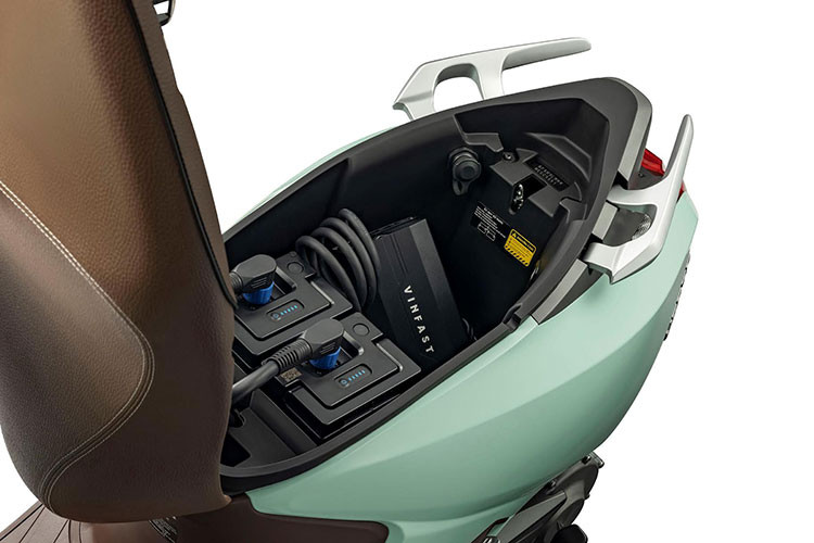 Không chỉ vượt trội về động cơ và công nghệ, Vento còn nổi bật bởi kiểu dáng thời trang thanh lịch và tinh tế kèm tới 7 lựa chọn màu sắc gồm: Trắng, Đen, Đỏ, Vàng, Cam, Xanh, Xanh ngọc cùng nhiều màu yên xe cho khách hàng tùy chọn.