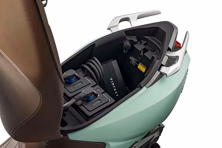 Không chỉ vượt trội về động cơ và công nghệ, Vento còn nổi bật bởi kiểu dáng thời trang thanh lịch và tinh tế kèm tới 7 lựa chọn màu sắc gồm: Trắng, Đen, Đỏ, Vàng, Cam, Xanh, Xanh ngọc cùng nhiều màu yên xe cho khách hàng tùy chọn.