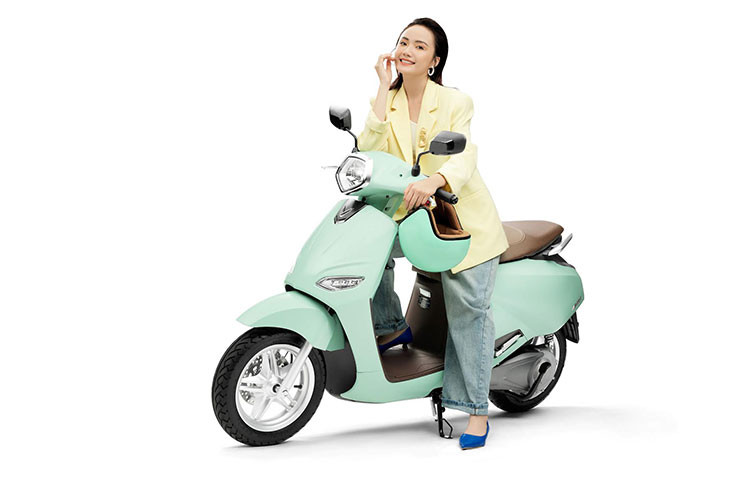 Đặc biệt, mẫu xe máy điện Vinfast Vento lần đầu tiên tại thị trường Việt Nam sử dụng động cơ đặt bên (Side Motor) thế hệ mới. Ưu điểm của động cơ đặt bên là momen xoắn không bị tác động trực tiếp lên bánh xe, giúp tối đa khả năng vận hành.